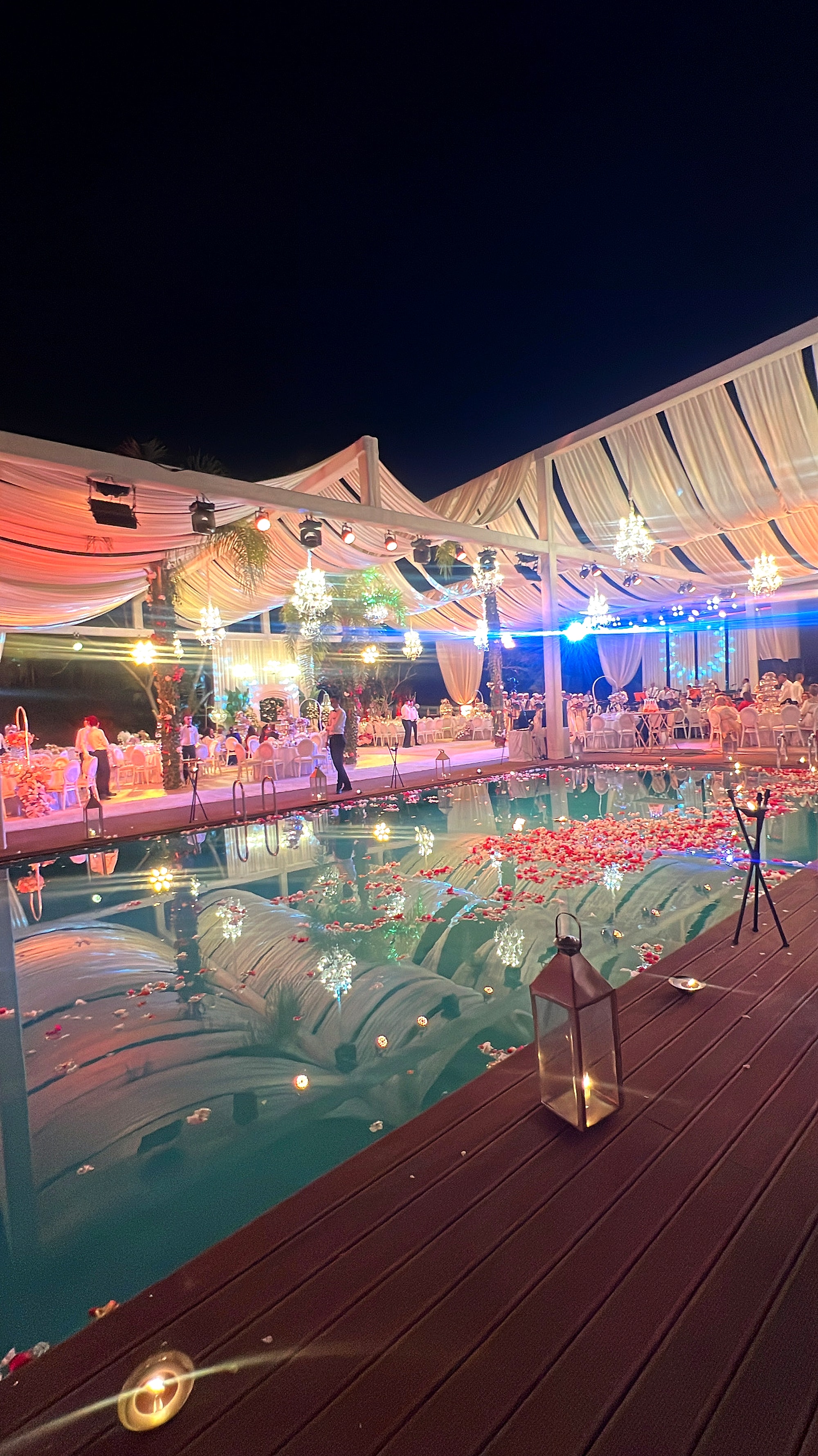 Un événement DEJA-VU au bord d'une piscine, de nuit