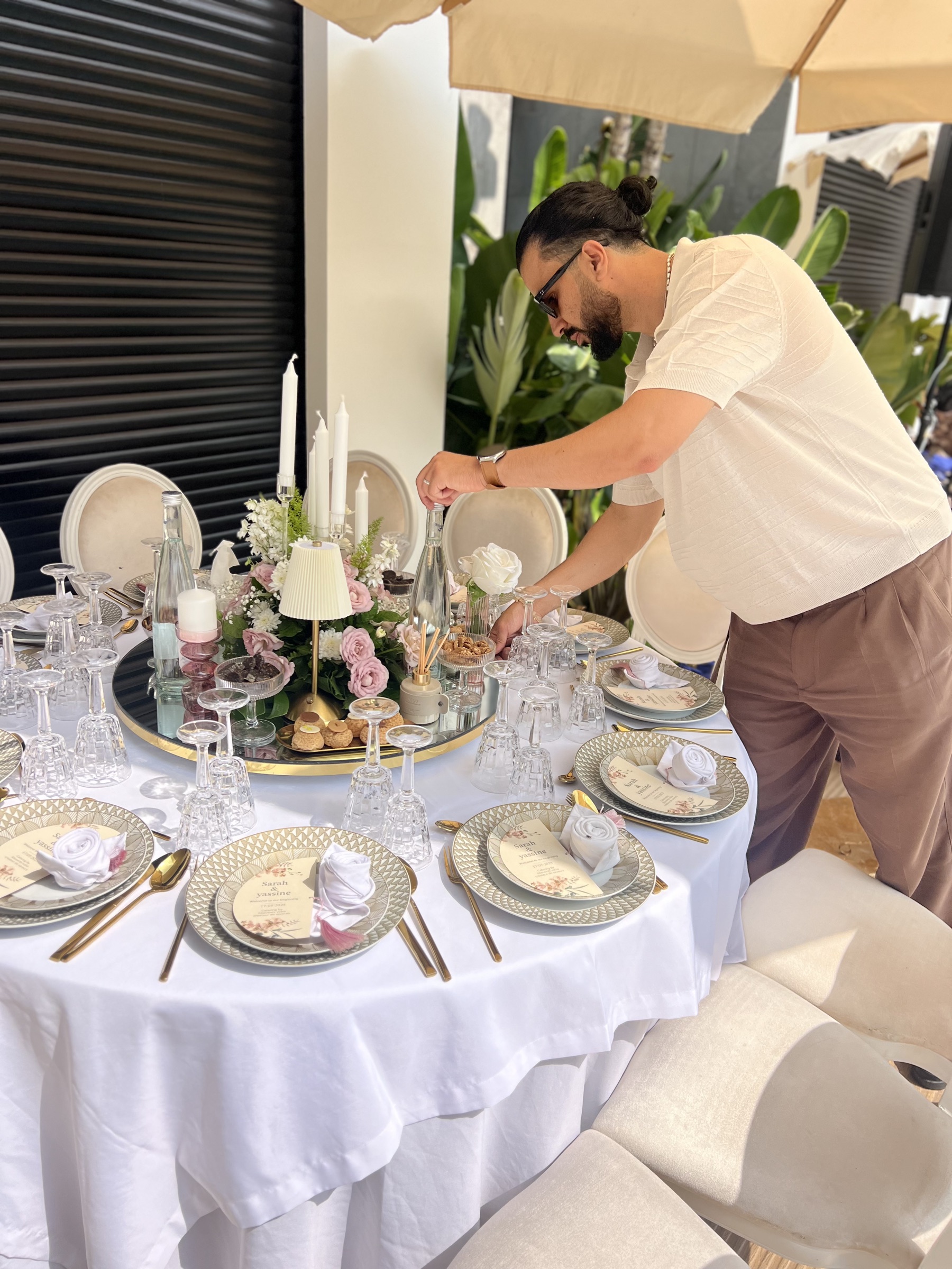 Med Adam Jabri supervisant la mise en place d'une table pour un événement